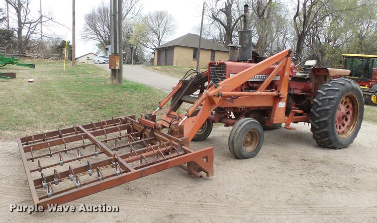 image for item DC3111 1970 International F1026 tractor