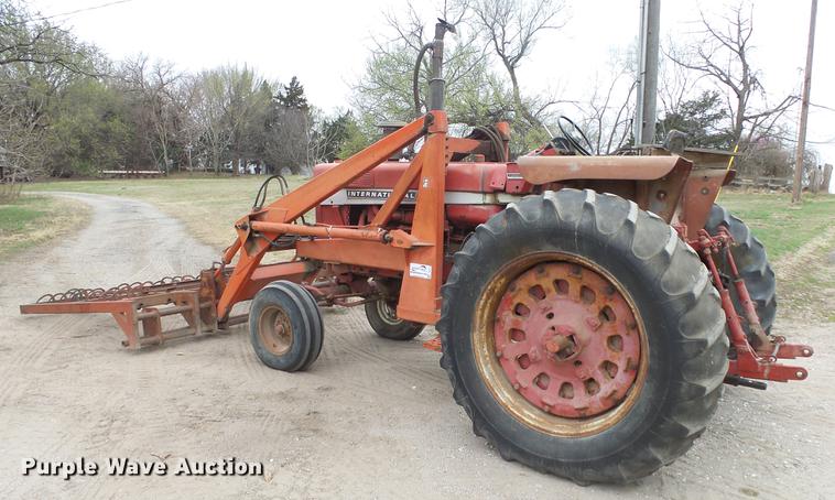 image for item DC3111 1970 International F1026 tractor
