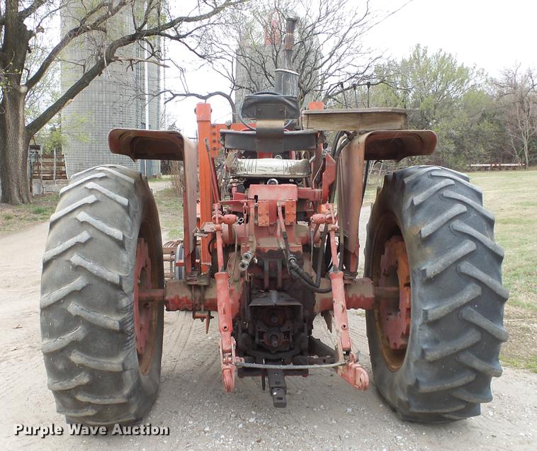 image for item DC3111 1970 International F1026 tractor
