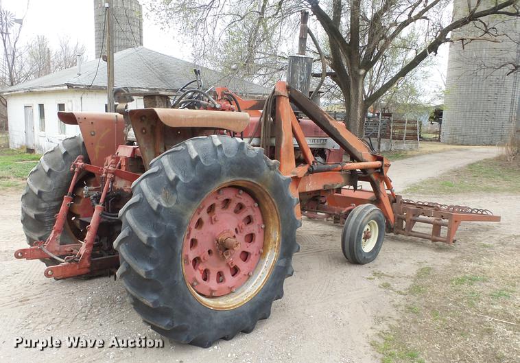 image for item DC3111 1970 International F1026 tractor