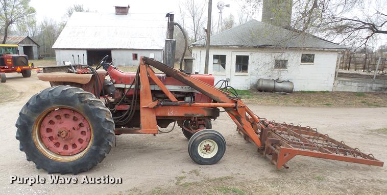 image for item DC3111 1970 International F1026 tractor