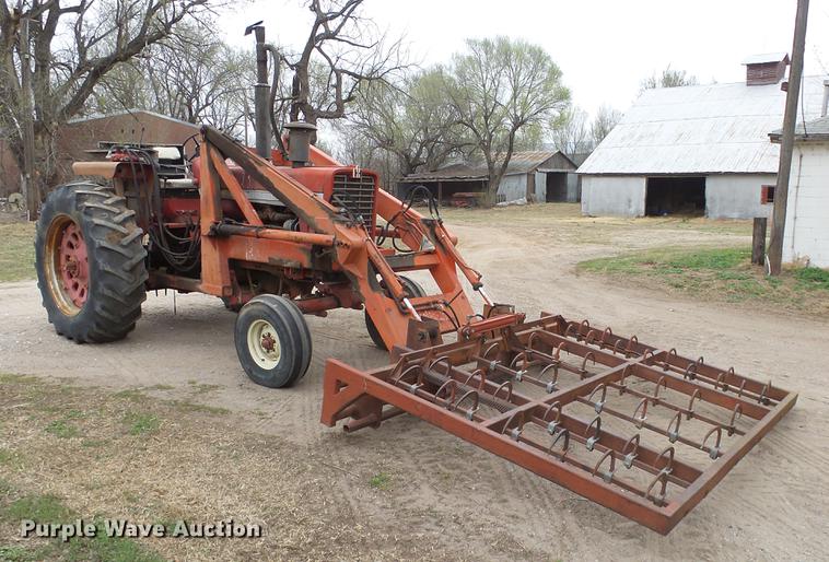 image for item DC3111 1970 International F1026 tractor