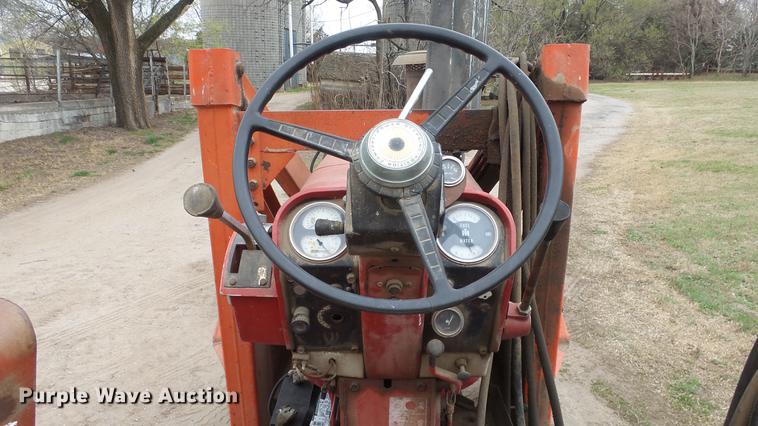 image for item DC3111 1970 International F1026 tractor
