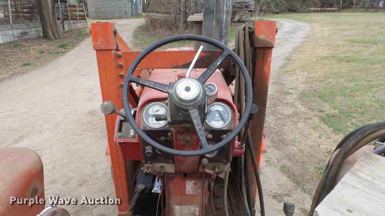 image for item DC3111 1970 International F1026 tractor