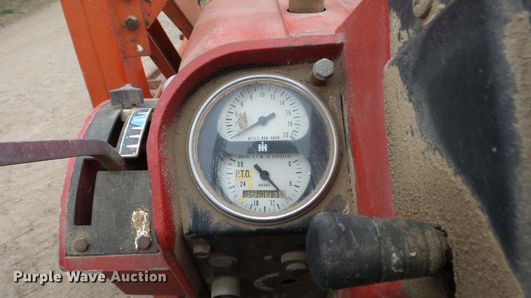 image for item DC3111 1970 International F1026 tractor