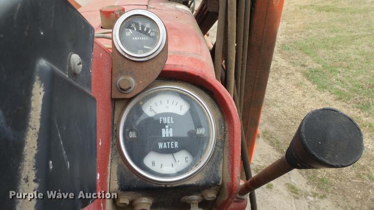 image for item DC3111 1970 International F1026 tractor