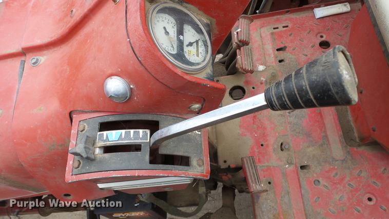 image for item DC3111 1970 International F1026 tractor