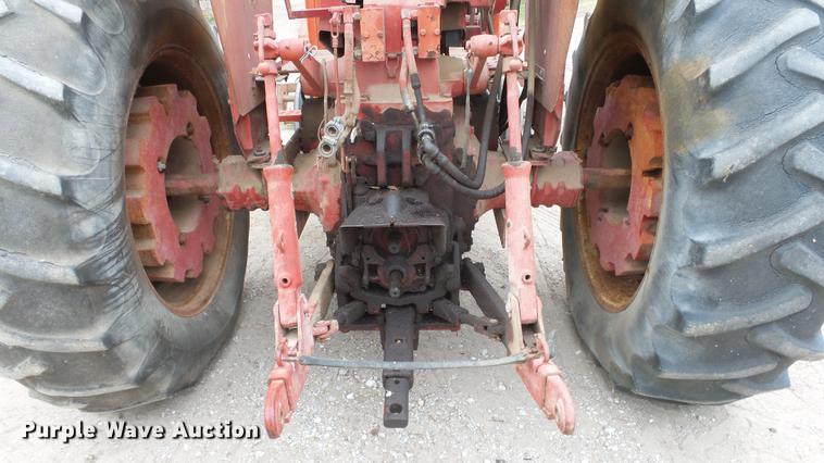 image for item DC3111 1970 International F1026 tractor