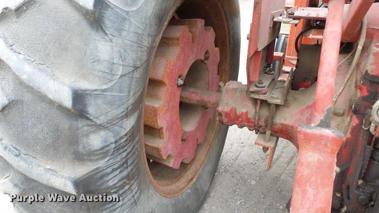 image for item DC3111 1970 International F1026 tractor