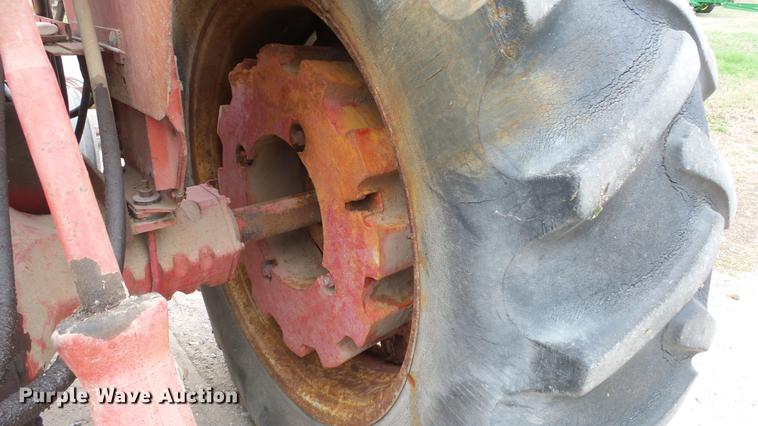 image for item DC3111 1970 International F1026 tractor