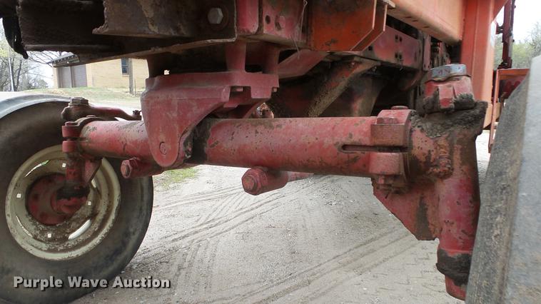 image for item DC3111 1970 International F1026 tractor