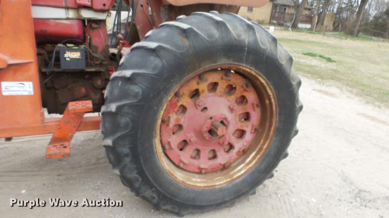 image for item DC3111 1970 International F1026 tractor