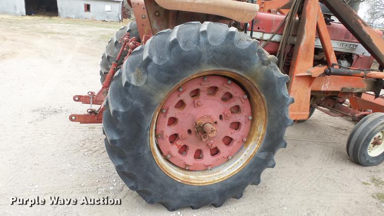 image for item DC3111 1970 International F1026 tractor