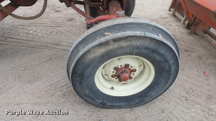 image for item DC3111 1970 International F1026 tractor