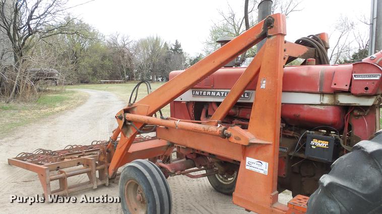 image for item DC3111 1970 International F1026 tractor