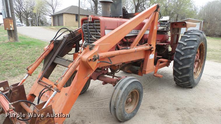 image for item DC3111 1970 International F1026 tractor