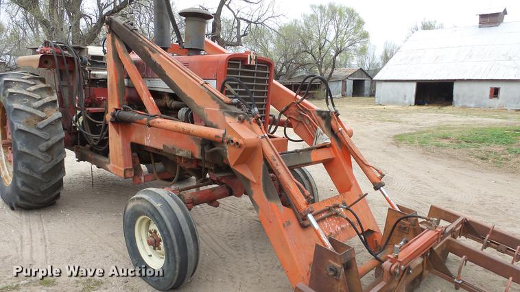 image for item DC3111 1970 International F1026 tractor