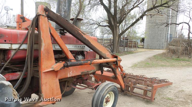 image for item DC3111 1970 International F1026 tractor