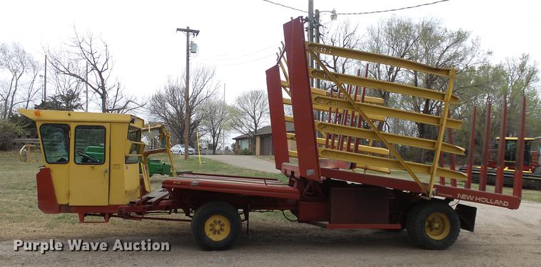 image for item DC3112 New Holland 1079 bale stacker