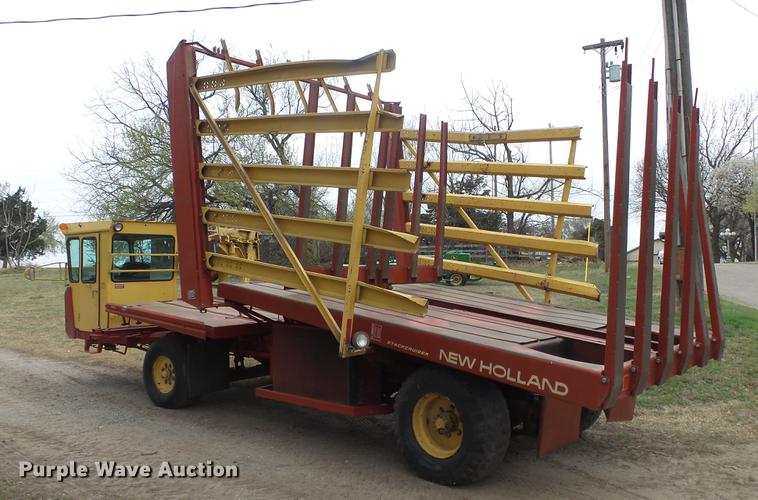image for item DC3112 New Holland 1079 bale stacker