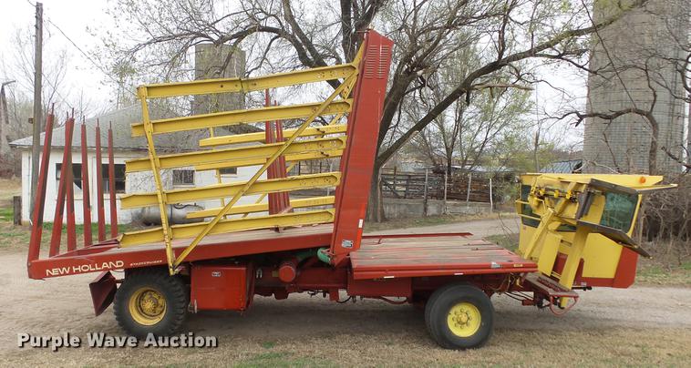 image for item DC3112 New Holland 1079 bale stacker