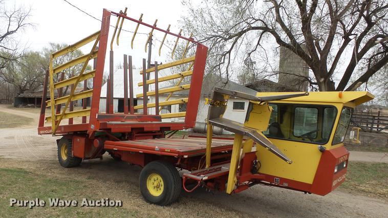 image for item DC3112 New Holland 1079 bale stacker