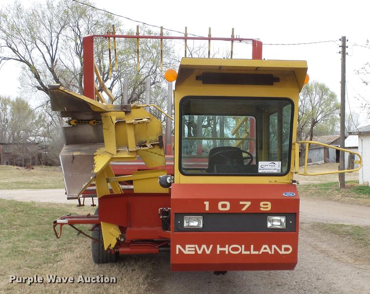 image for item DC3112 New Holland 1079 bale stacker