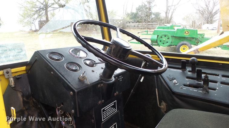 image for item DC3112 New Holland 1079 bale stacker