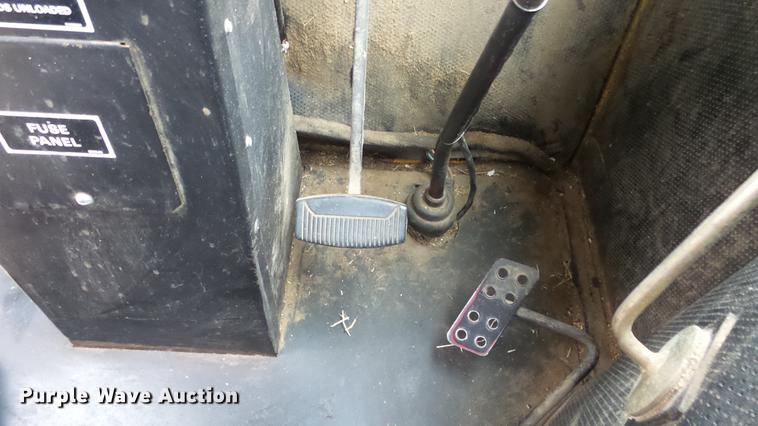 image for item DC3112 New Holland 1079 bale stacker