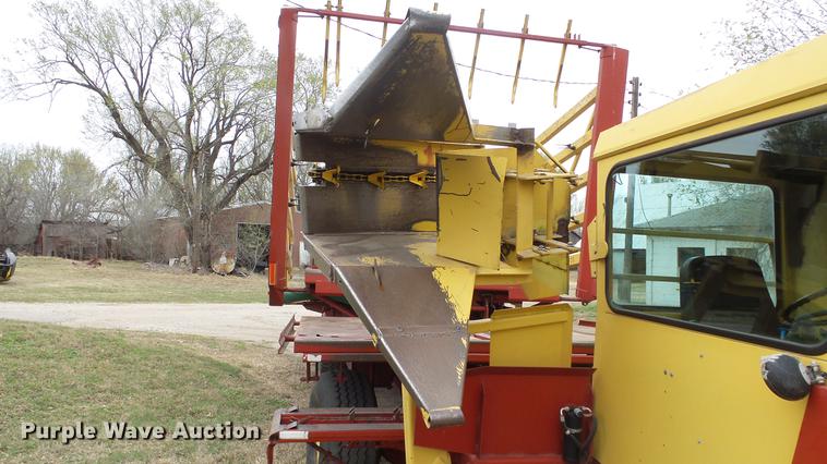 image for item DC3112 New Holland 1079 bale stacker