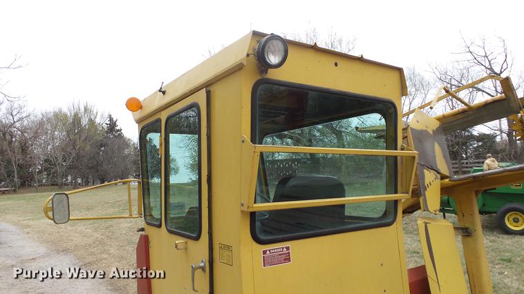 image for item DC3112 New Holland 1079 bale stacker