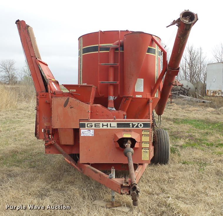 image for item DC3113 Gehl 170 feed mixer