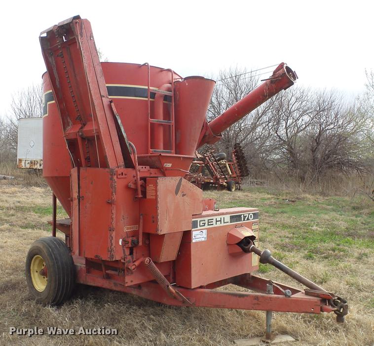 image for item DC3113 Gehl 170 feed mixer