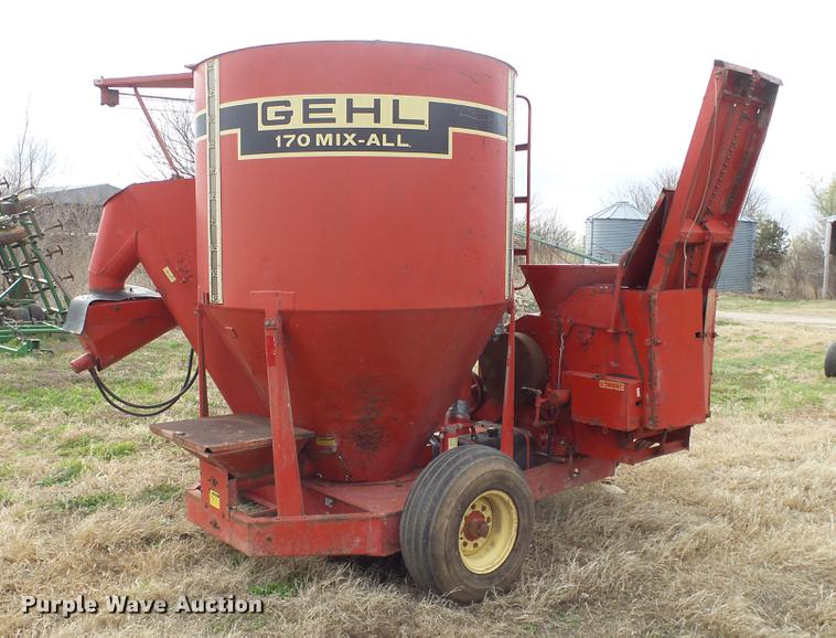 image for item DC3113 Gehl 170 feed mixer