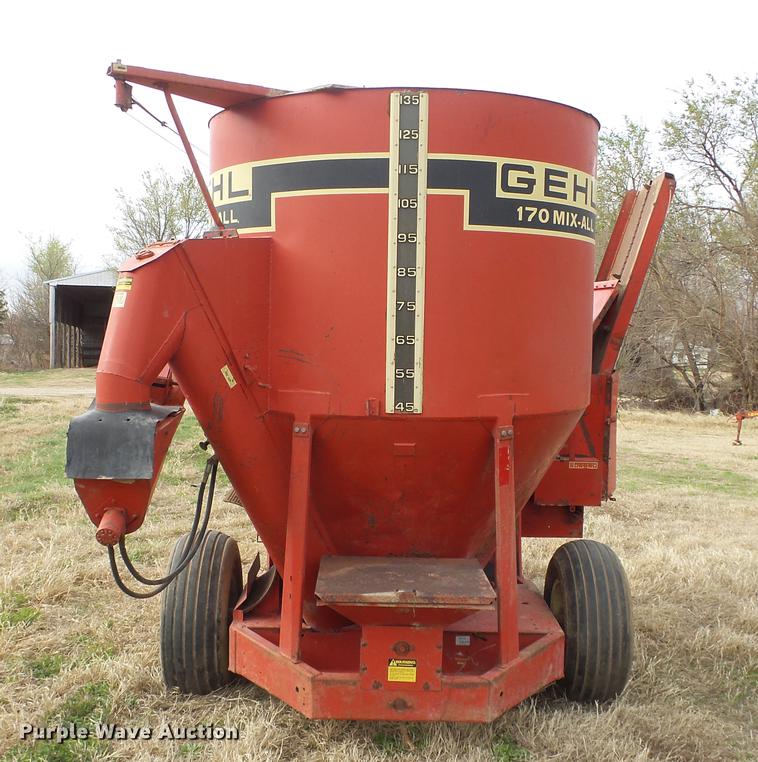 image for item DC3113 Gehl 170 feed mixer