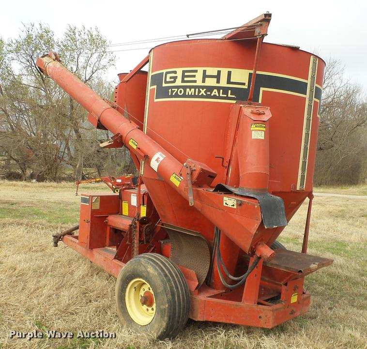 image for item DC3113 Gehl 170 feed mixer