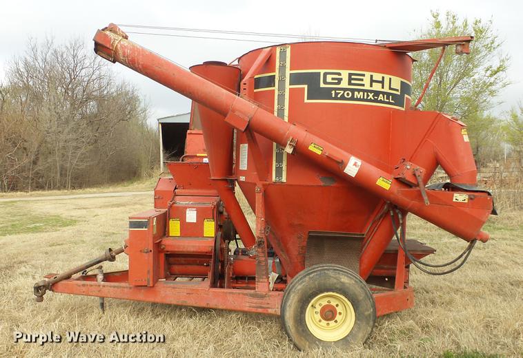 image for item DC3113 Gehl 170 feed mixer