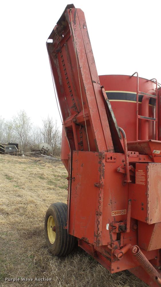 image for item DC3113 Gehl 170 feed mixer