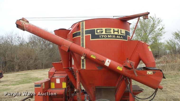 image for item DC3113 Gehl 170 feed mixer