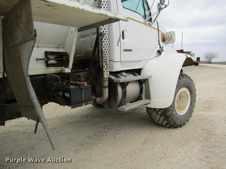 image for item DC4303 2006 Sterling L8500 applicator truck