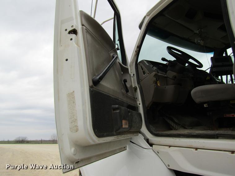 image for item DC4303 2006 Sterling L8500 applicator truck