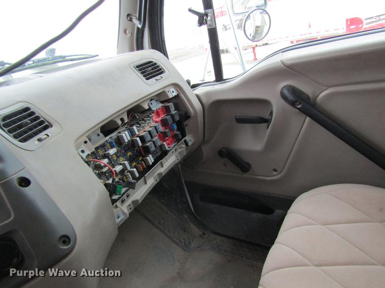 image for item DC4303 2006 Sterling L8500 applicator truck