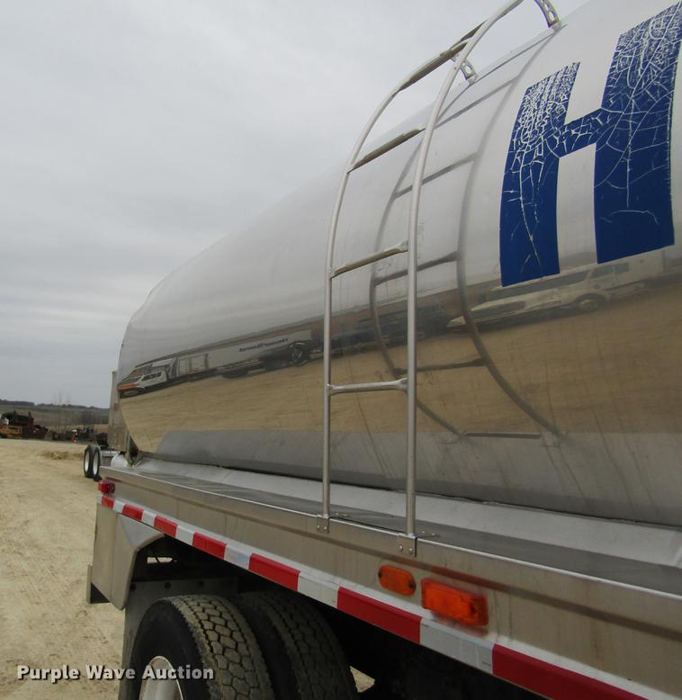 image for item DC4305 2000 Sterling L7500 tank truck