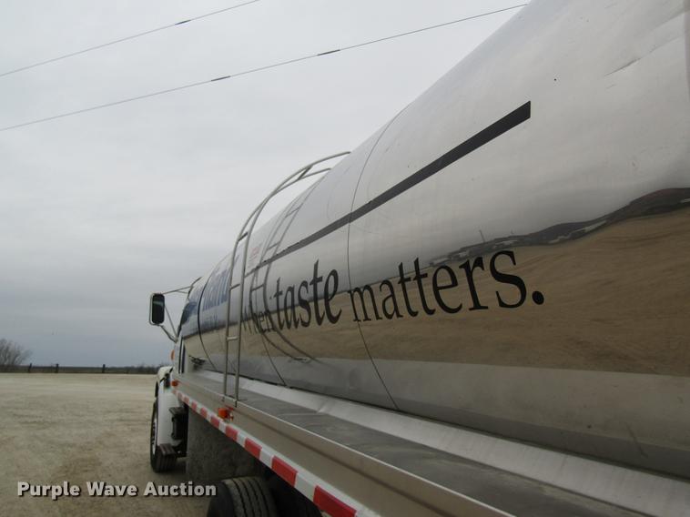 image for item DC4305 2000 Sterling L7500 tank truck