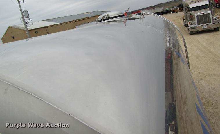 image for item DC4305 2000 Sterling L7500 tank truck