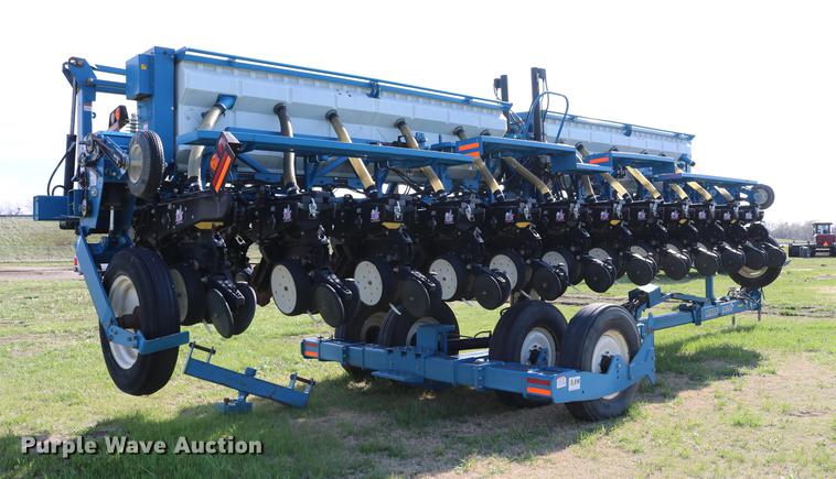 image for item DC7575 2005 Kinze 3650 split row no-till planter