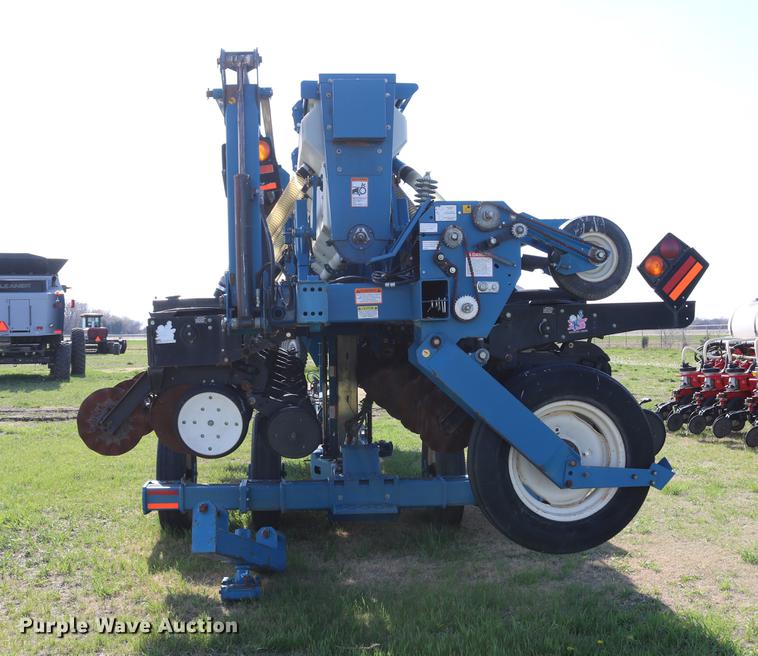 image for item DC7575 2005 Kinze 3650 split row no-till planter