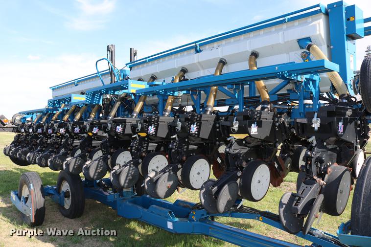 image for item DC7575 2005 Kinze 3650 split row no-till planter