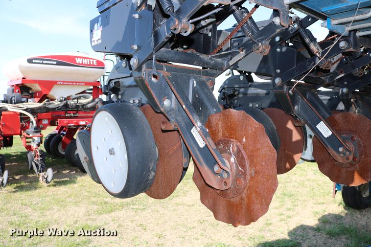 image for item DC7575 2005 Kinze 3650 split row no-till planter