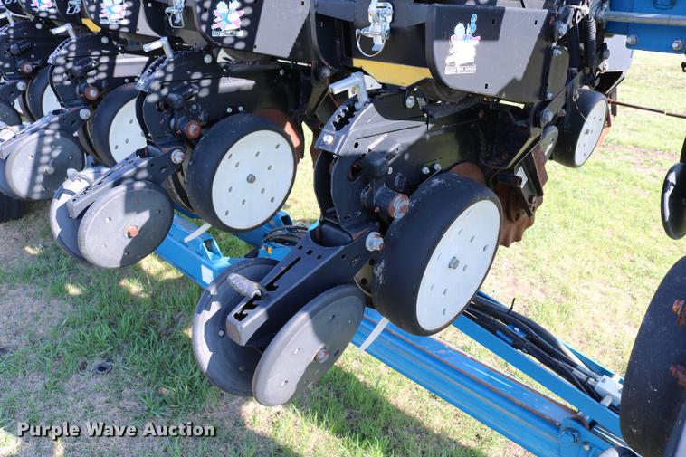 image for item DC7575 2005 Kinze 3650 split row no-till planter